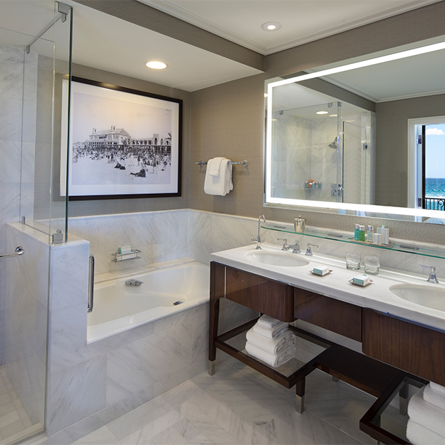 Atlantic Suite with Oceanfront View Bathroom