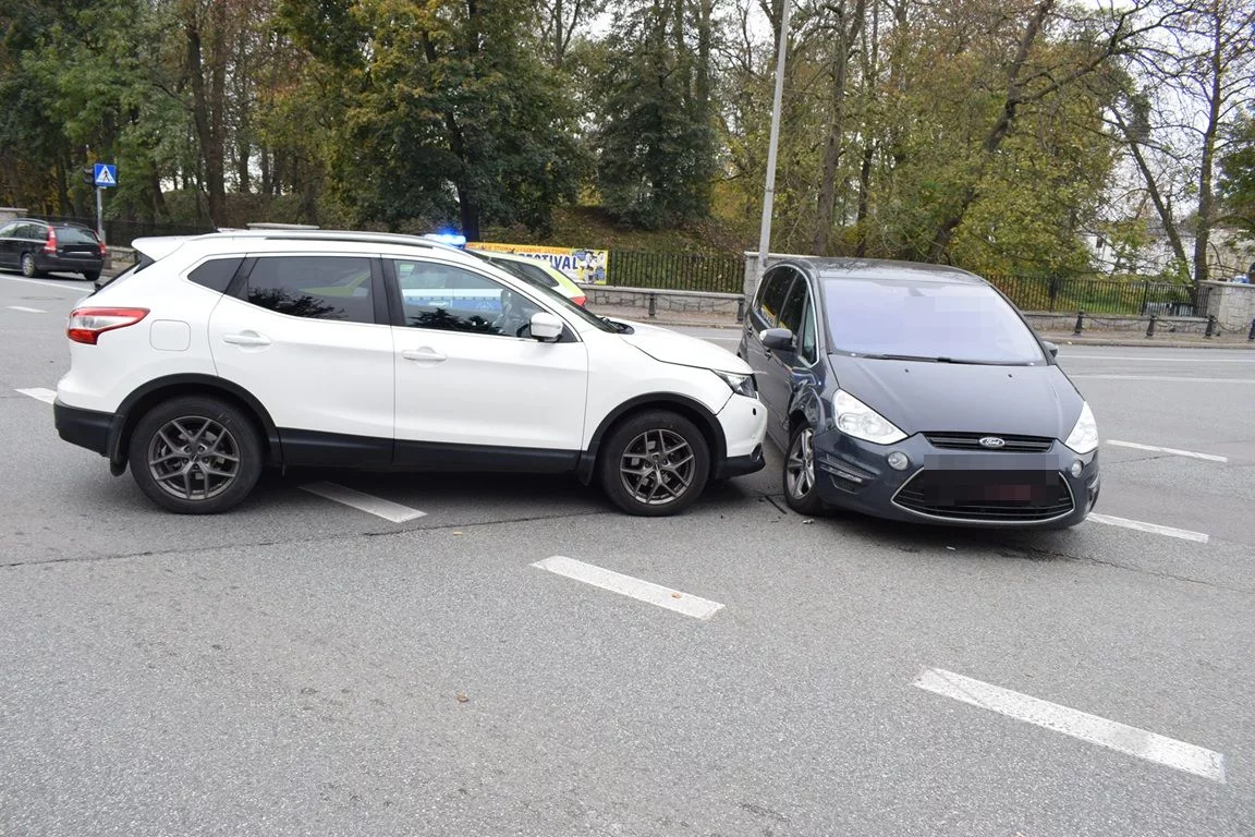 Groźne zderzenie na skrzyżowaniu. 73-latka trafiła do szpitala