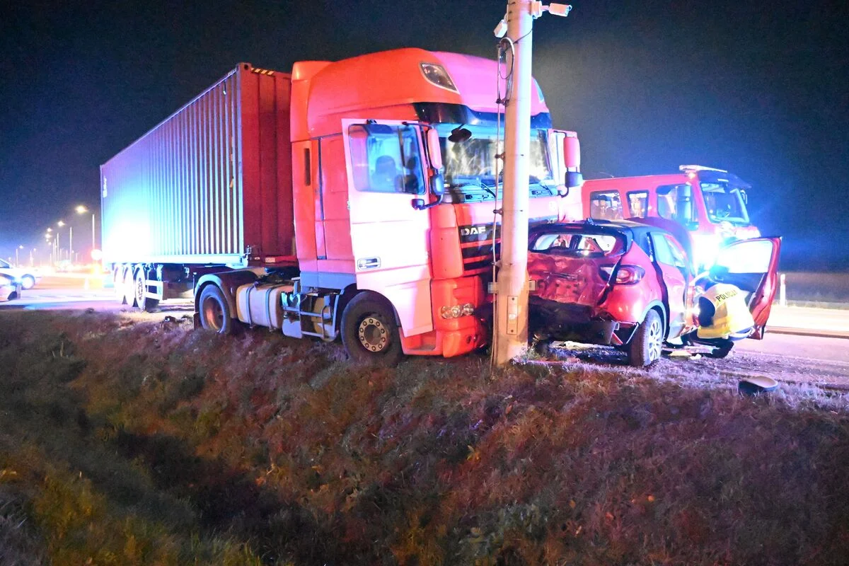Dramatyczne chwile na DK 92. Ranna kobieta trafiła do szpitala