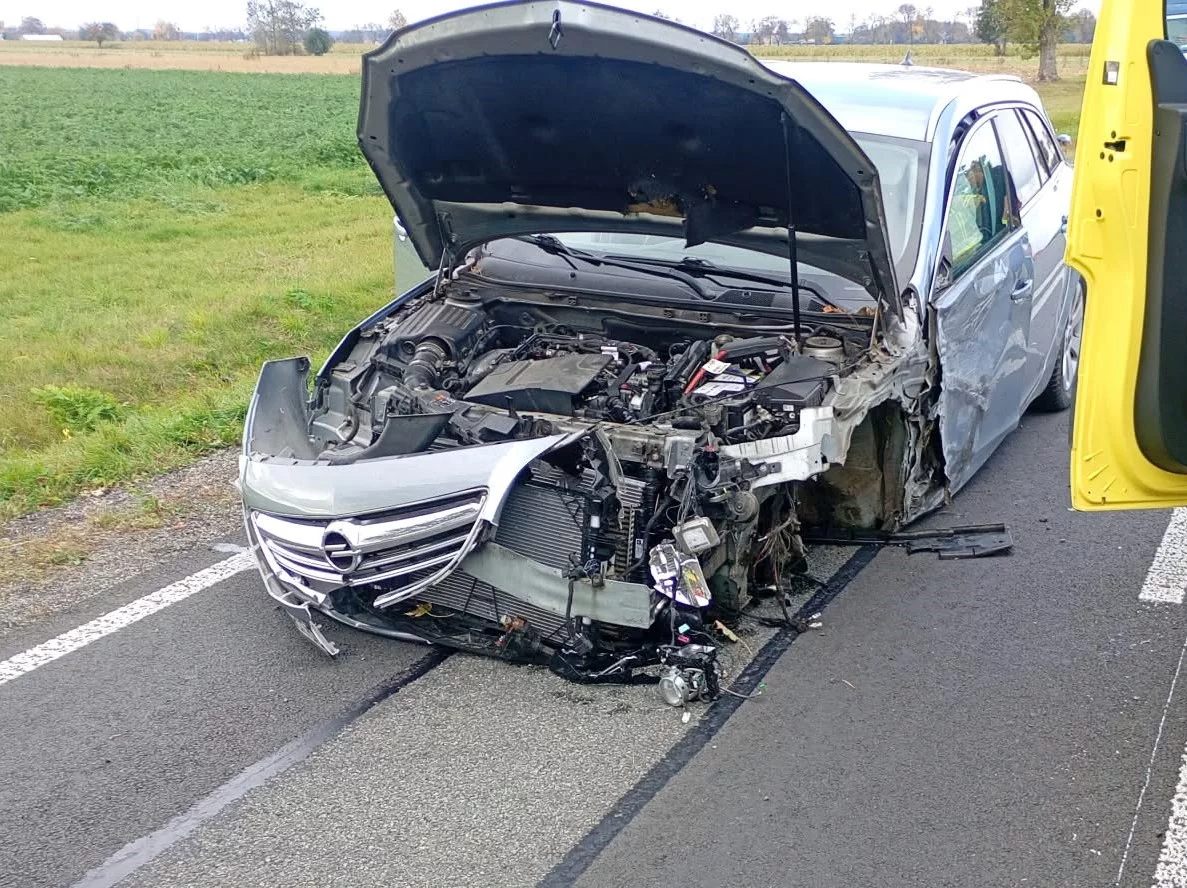 Wyprzedzanie na skrzyżowaniu zakończyło się tragicznie. 88-letnia pasażerka trafiła do szpitala