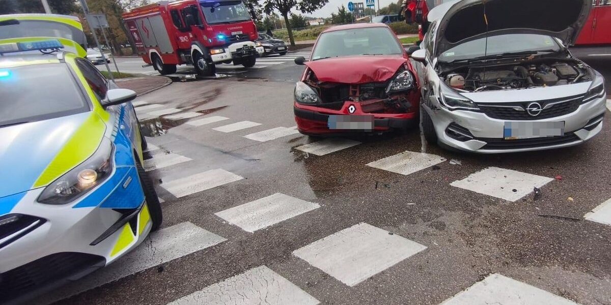 Zderzenie dwóch aut w Puławach. Jedna osoba trafiła do szpitala