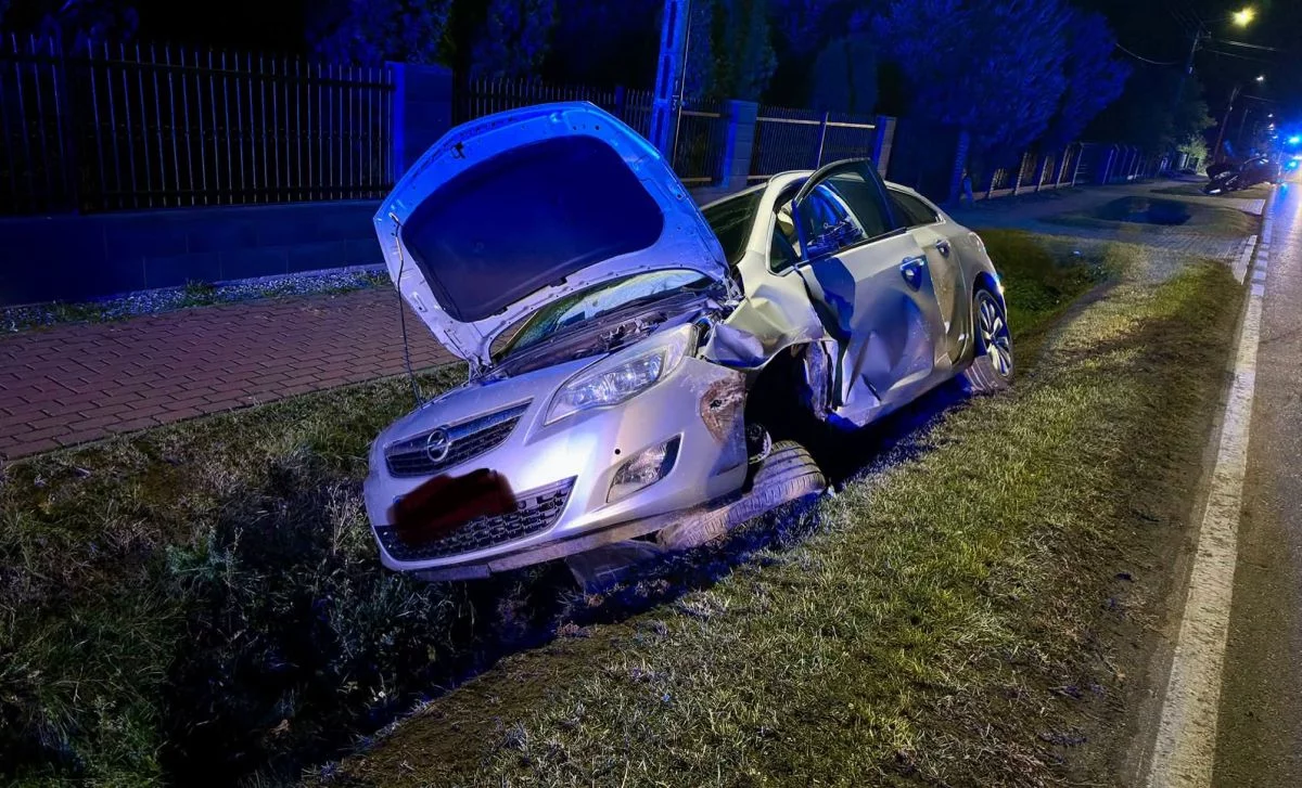 Rozbite auta w przydrożnym rowie. Karetka zabrała poszkodowaną osobę do szpitala