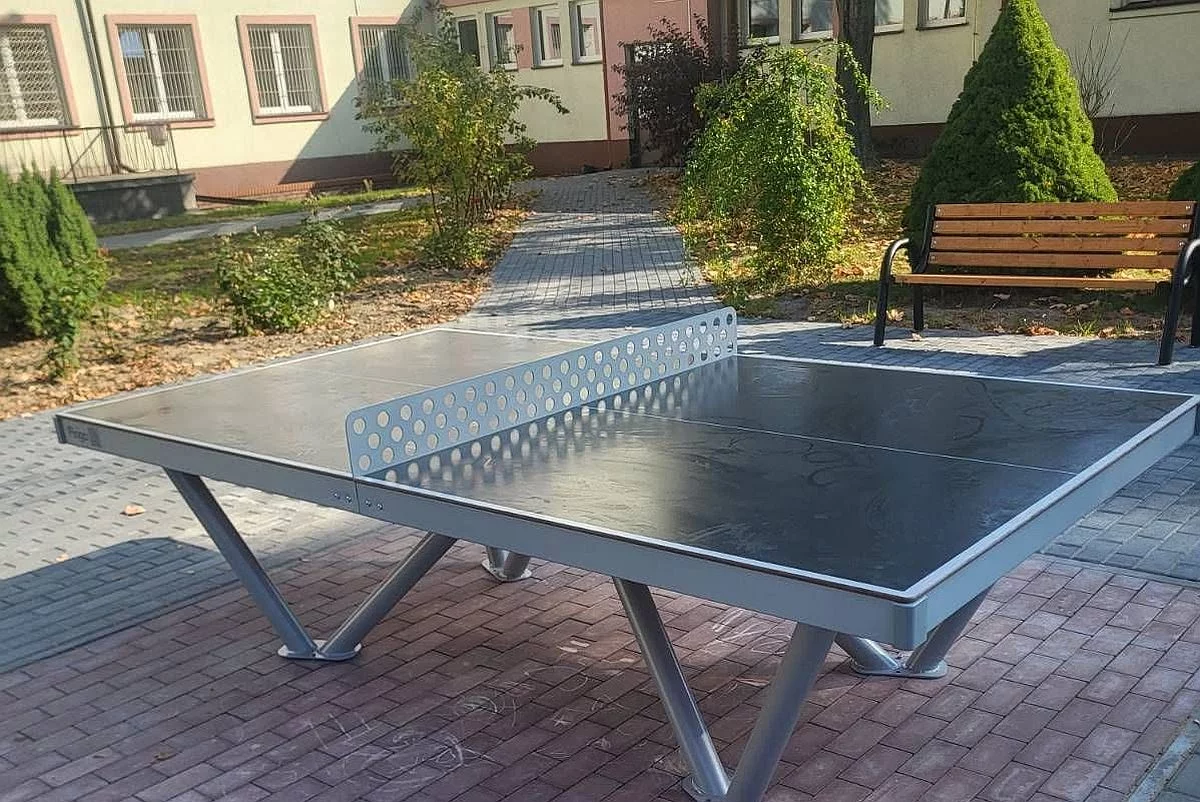 Nowy stół do ping-ponga przy szkole