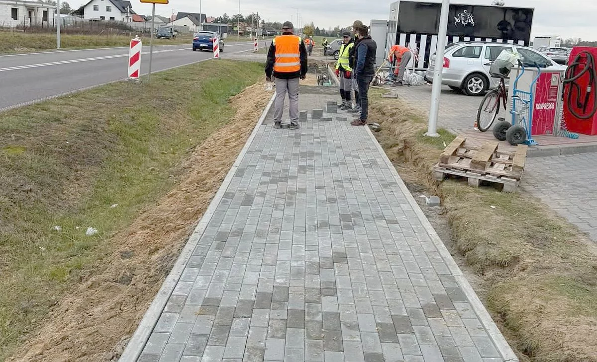 Blisko kilometr chodnika i nowe oświetlenie. Inwestycja w gminie Wojcieszków