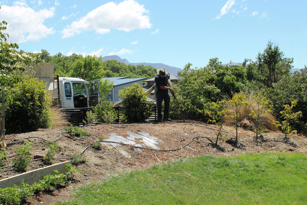Landscaping, Bark Blower, Envirobark, Queenstown Landscaping, Cromwell Bark, Cental Otago Contractor, Gardens and Parks, Commercial Landscaping, Sandy Wilson, Garden Nursery Queenstown, Wanaka Landscaping, Bark Supplies, Mulch, Woodchip, Easy Garden , Garden tips.