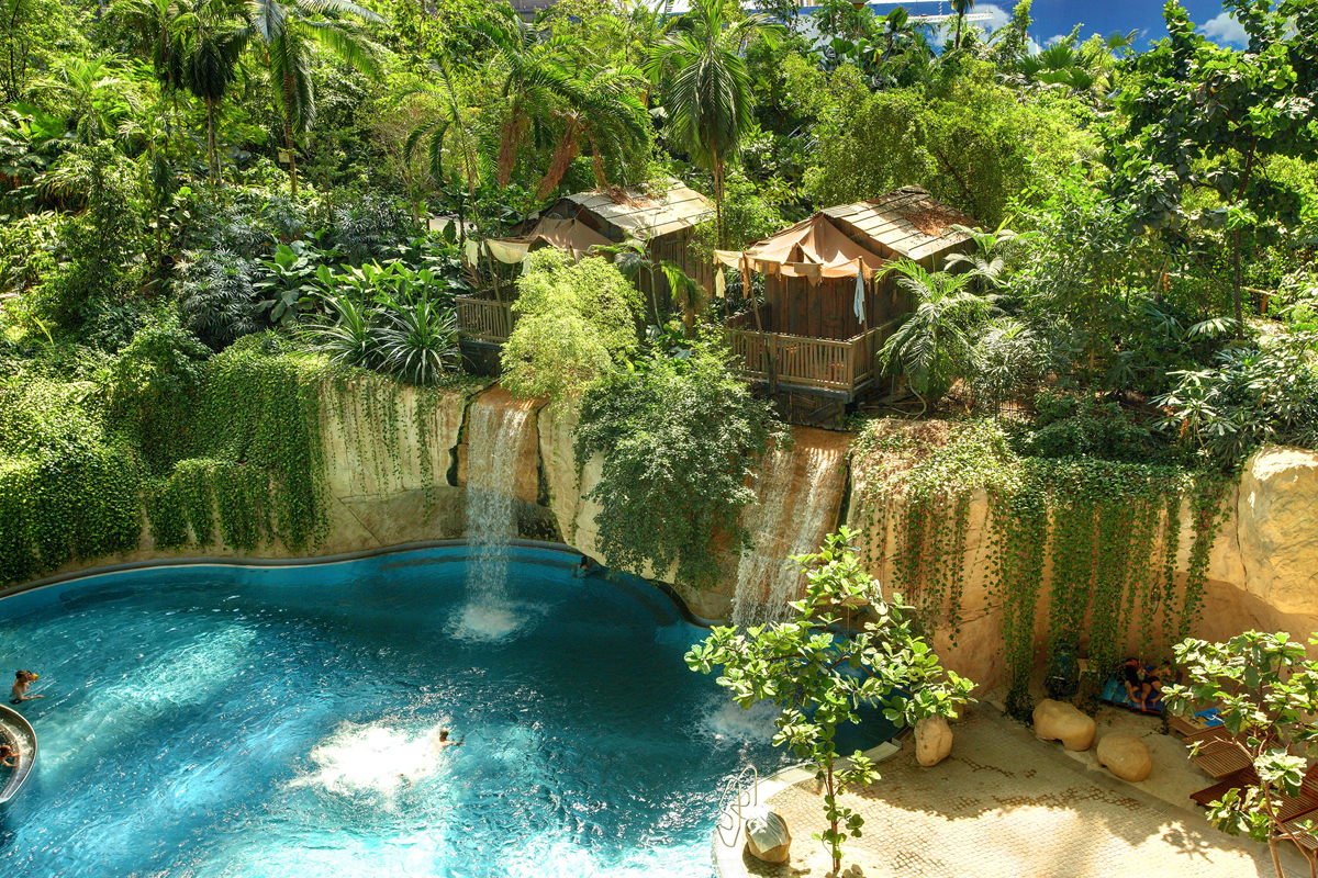 Wasserfall-Lodge_im_Tropical_Islands