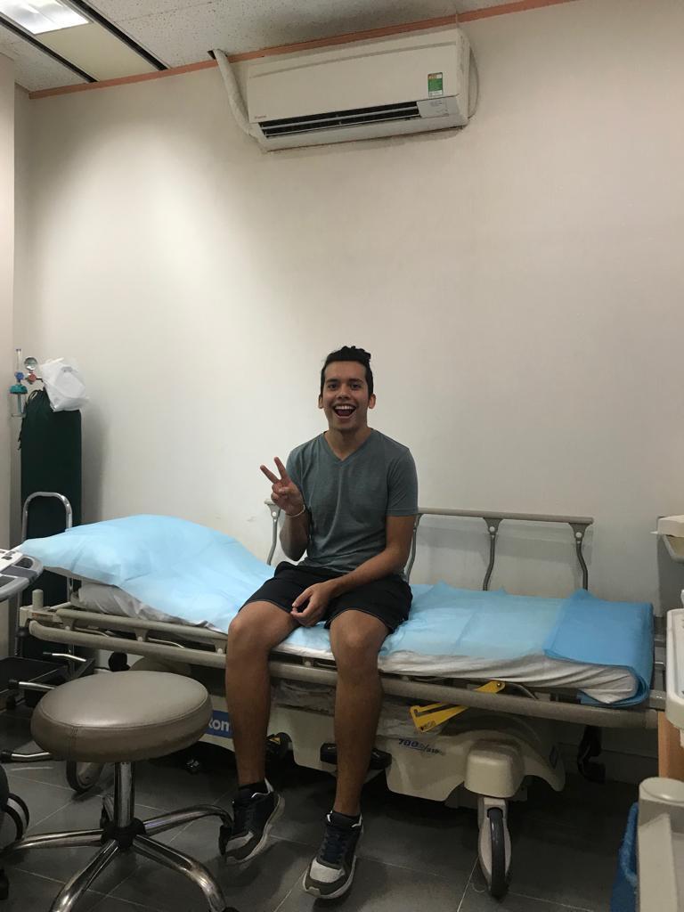 Yo en la clínica de Hanoi