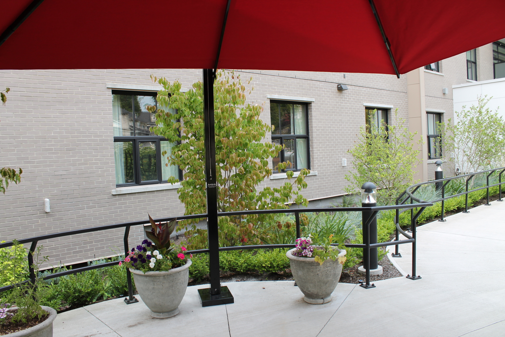 Patio-umbrella-Foyer-Maillard