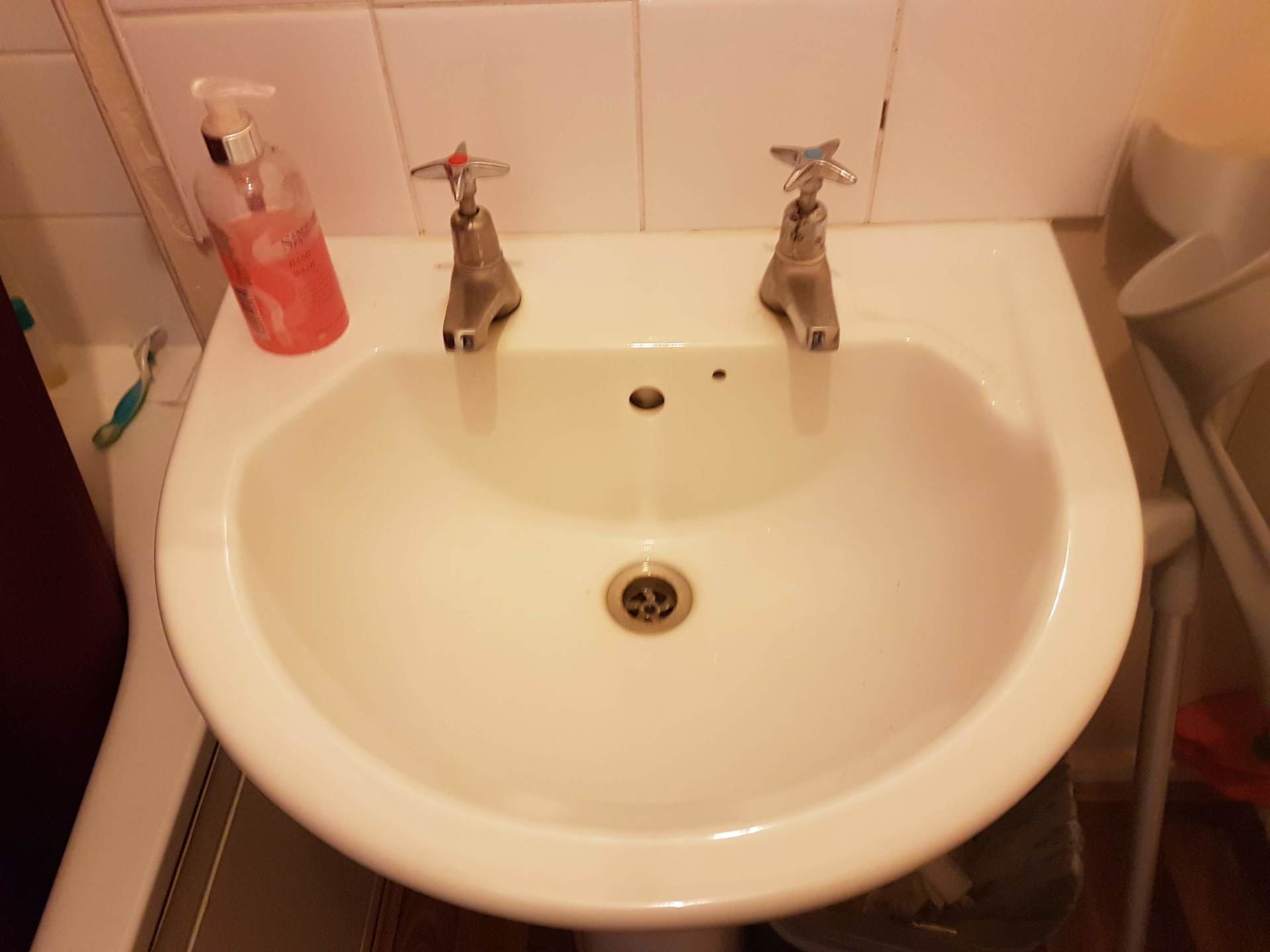 apt-bathroom-sink