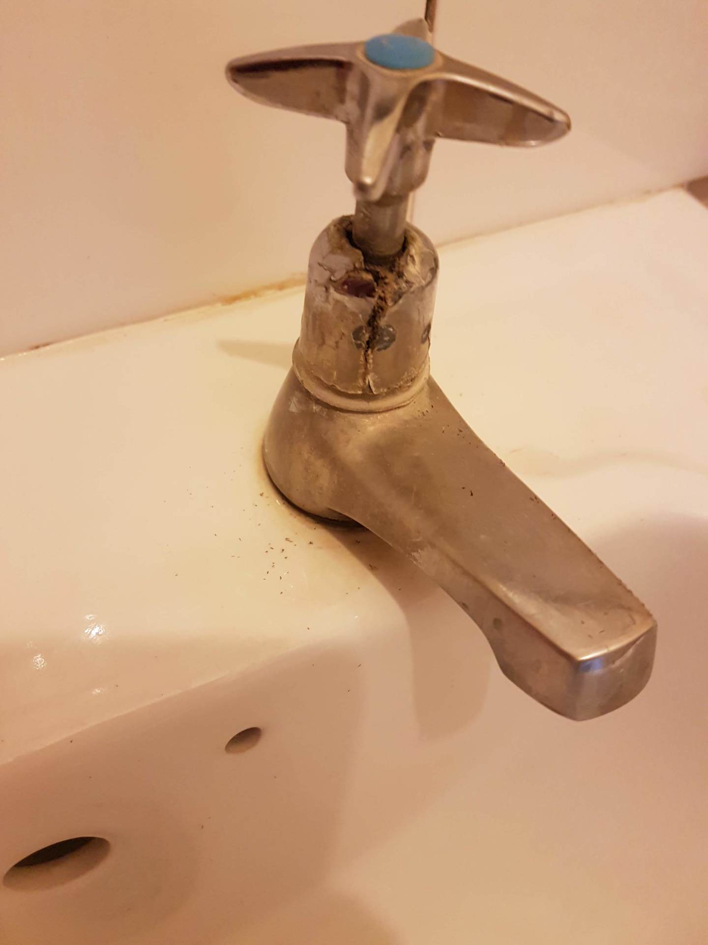 apt-bathroom-sink-tap