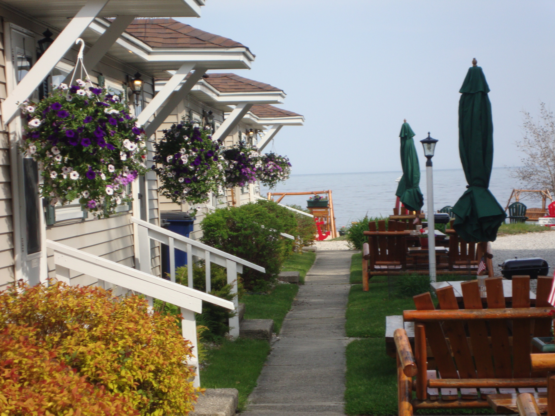 Tawas Resorts, Hotels and Motels Young's Getaway Sandy Beachfront Resort