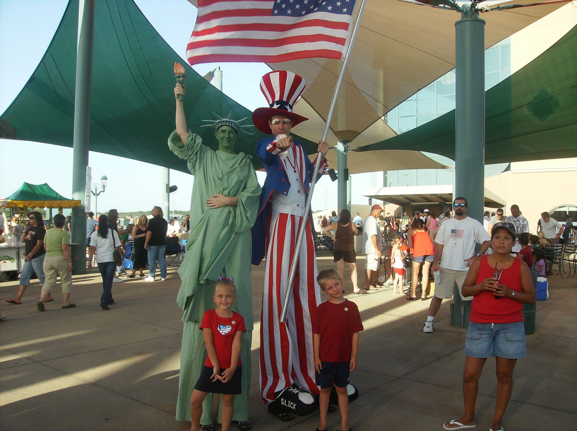 Uncle Sam and Lady Liberty on stilts