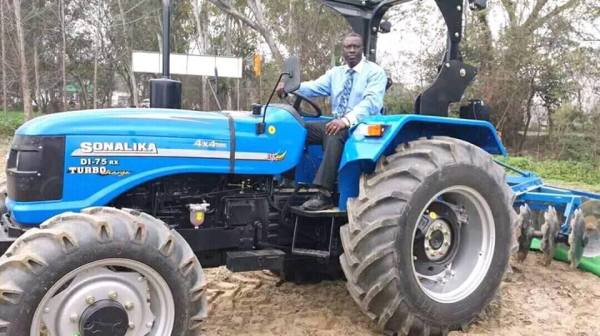 MÉCANISATION DE L'AGRICULTURE ET LA SÉCURITÉ ALIMENTAIRE: Les tracteurs offerts à des paysans pour augmenter leur productivité. 