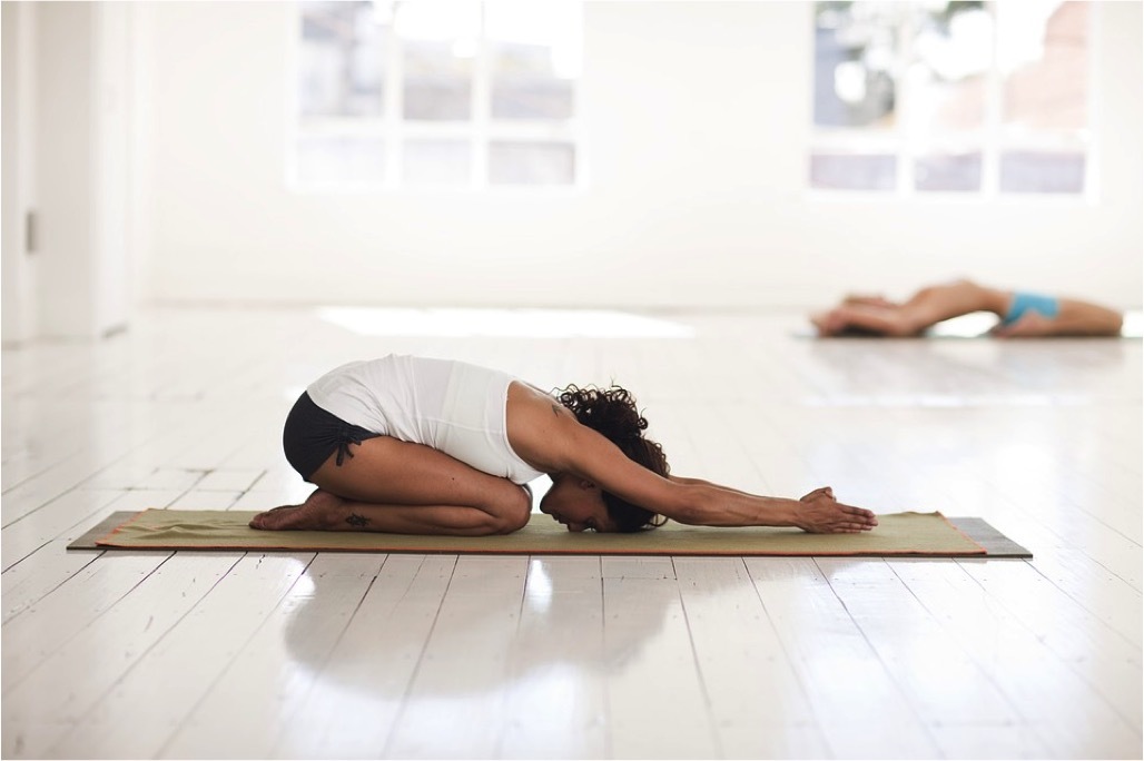4 posturas de yoga que ajudam a combater a depressão pós-parto