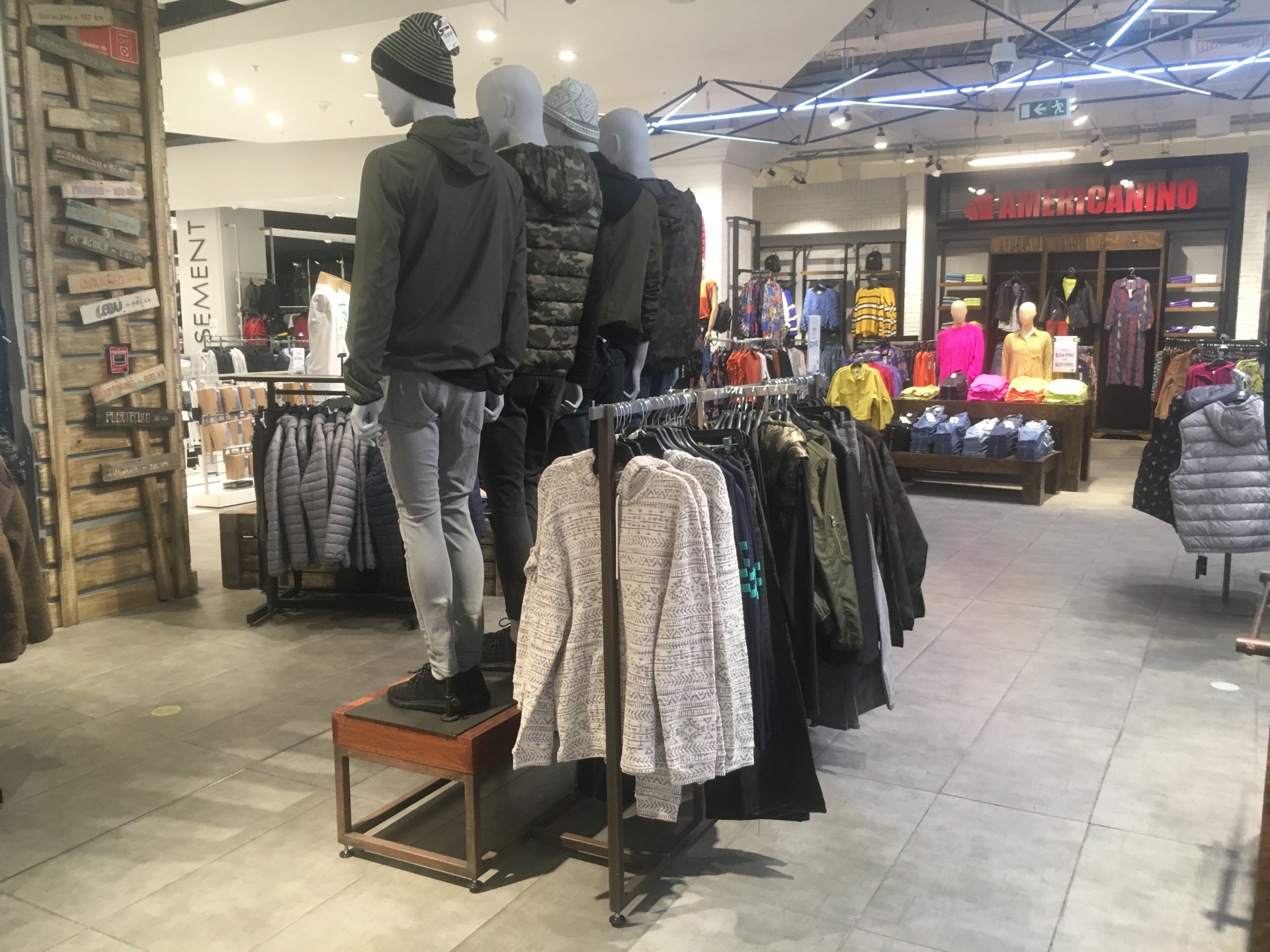 Vitrina Pasillo Hombre Falabella