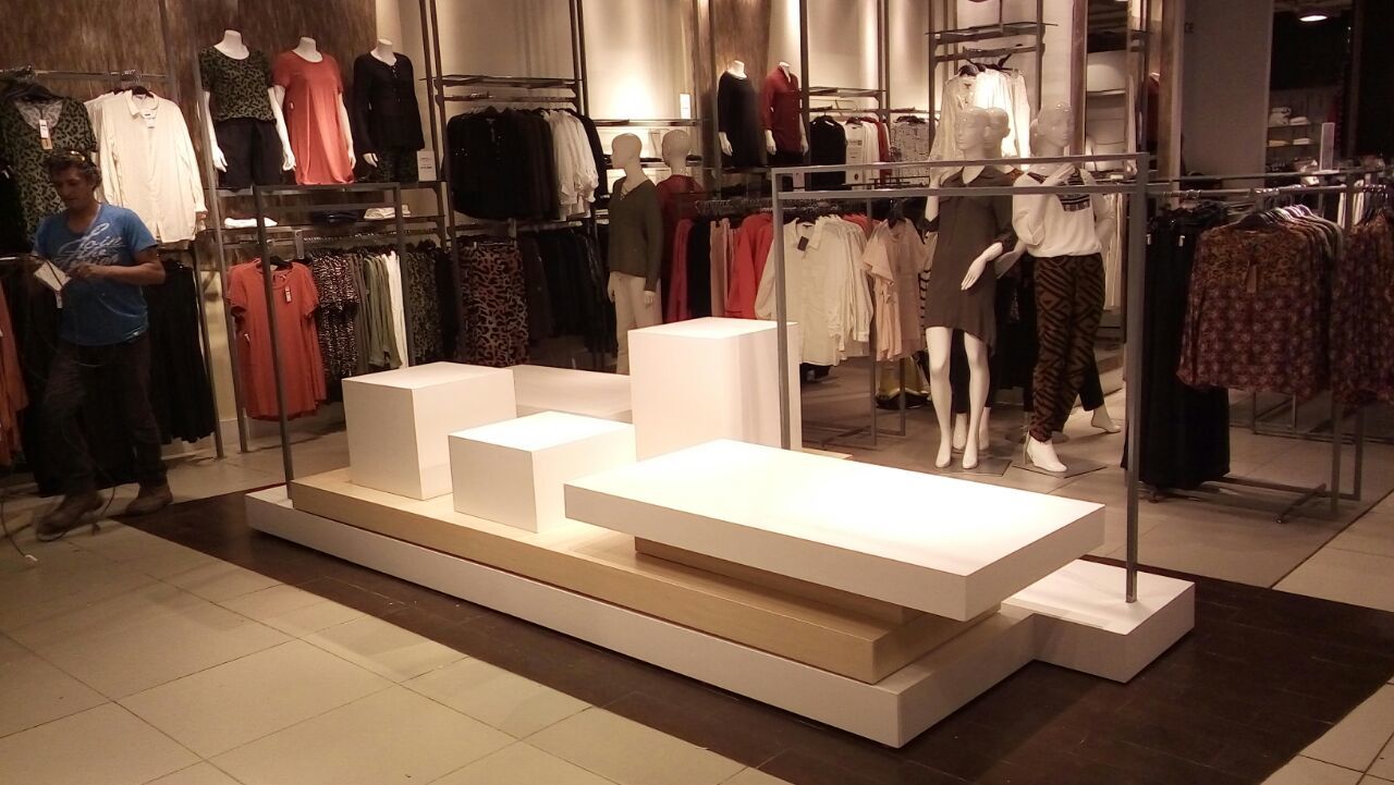 Vitrina Corner Basement  Falabella