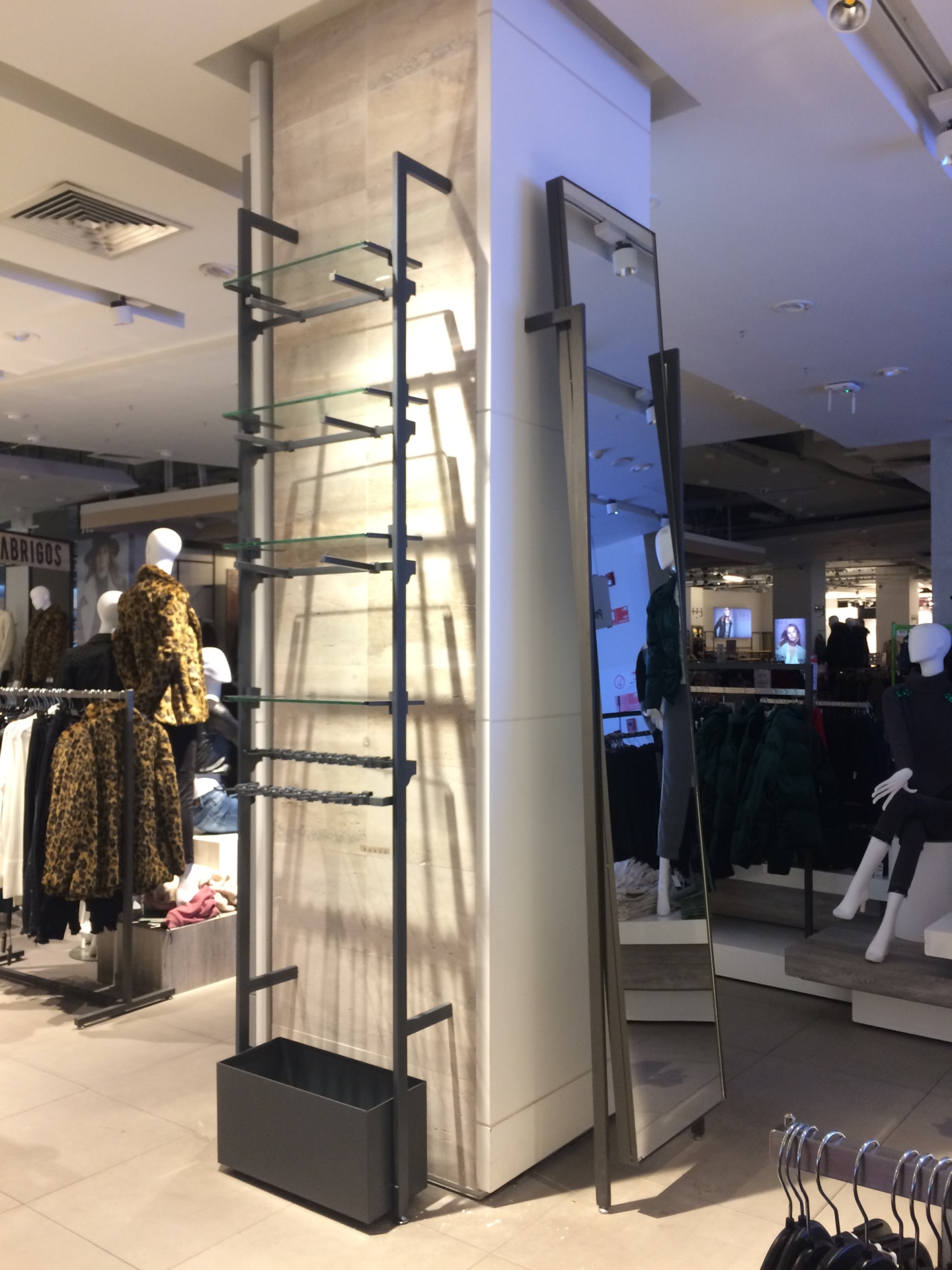 Pilar de Accesorios Basement Falabella