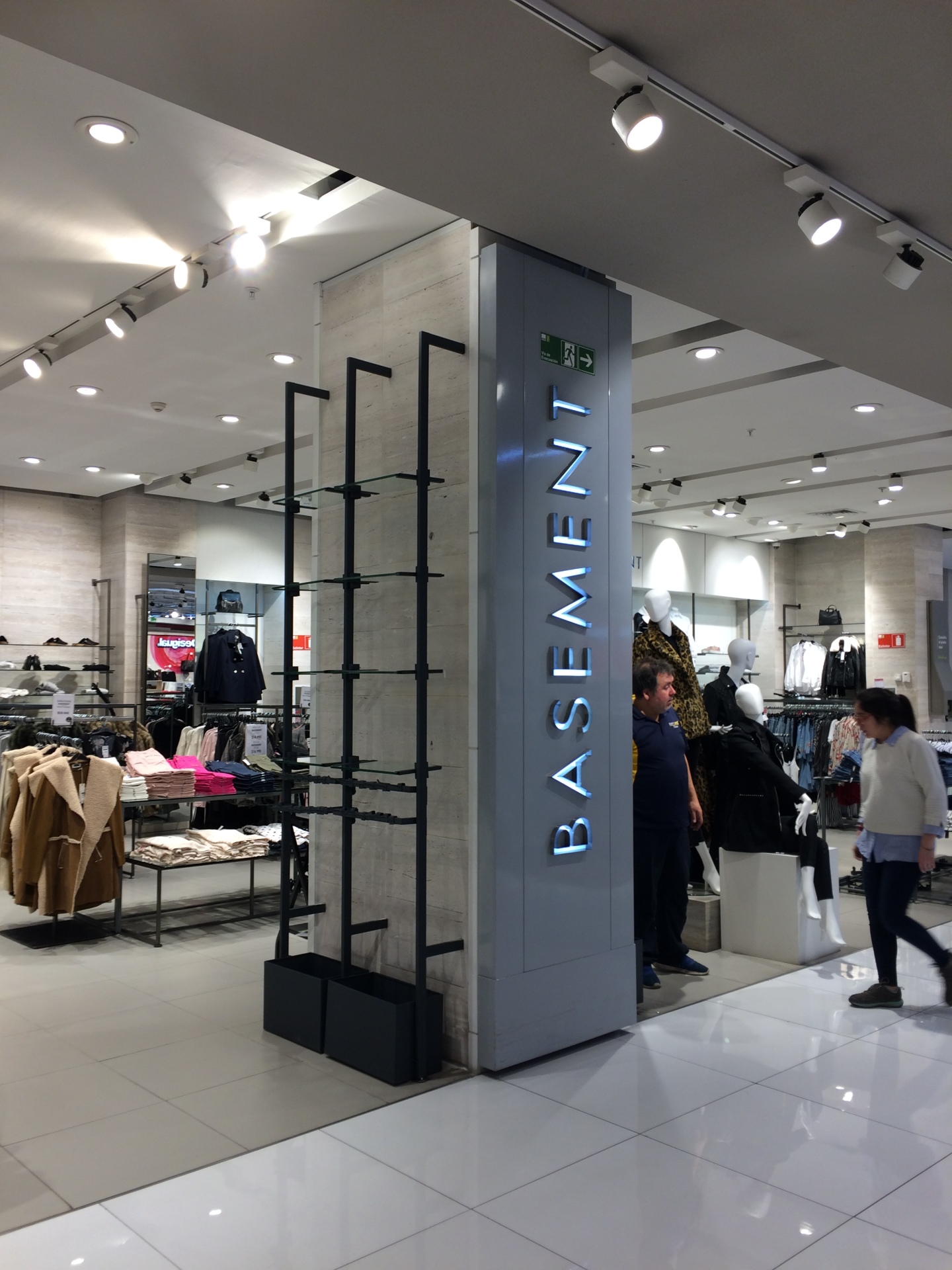 Pilar Accesorios Basement Falabella