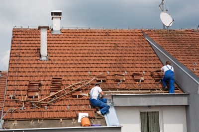 Installing roof tiles