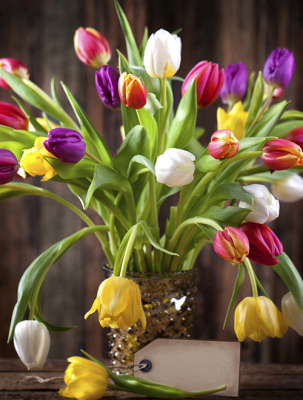 Tulipanes en florero de metal
