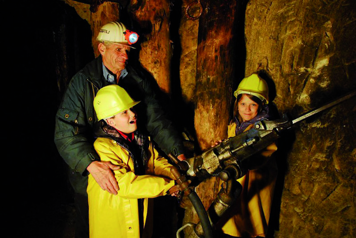 Alltag unter Tage – mit geführten Touren in den beeindruckenden  900 Meter langen Erbstollen erleben Sie den Bergbau persönlich und authentisch und gewinnen spannende Einblicke in die Welt des Erzbergs, sehen Maschinen, lernen Abbaumethoden und Wetterführung kennen.