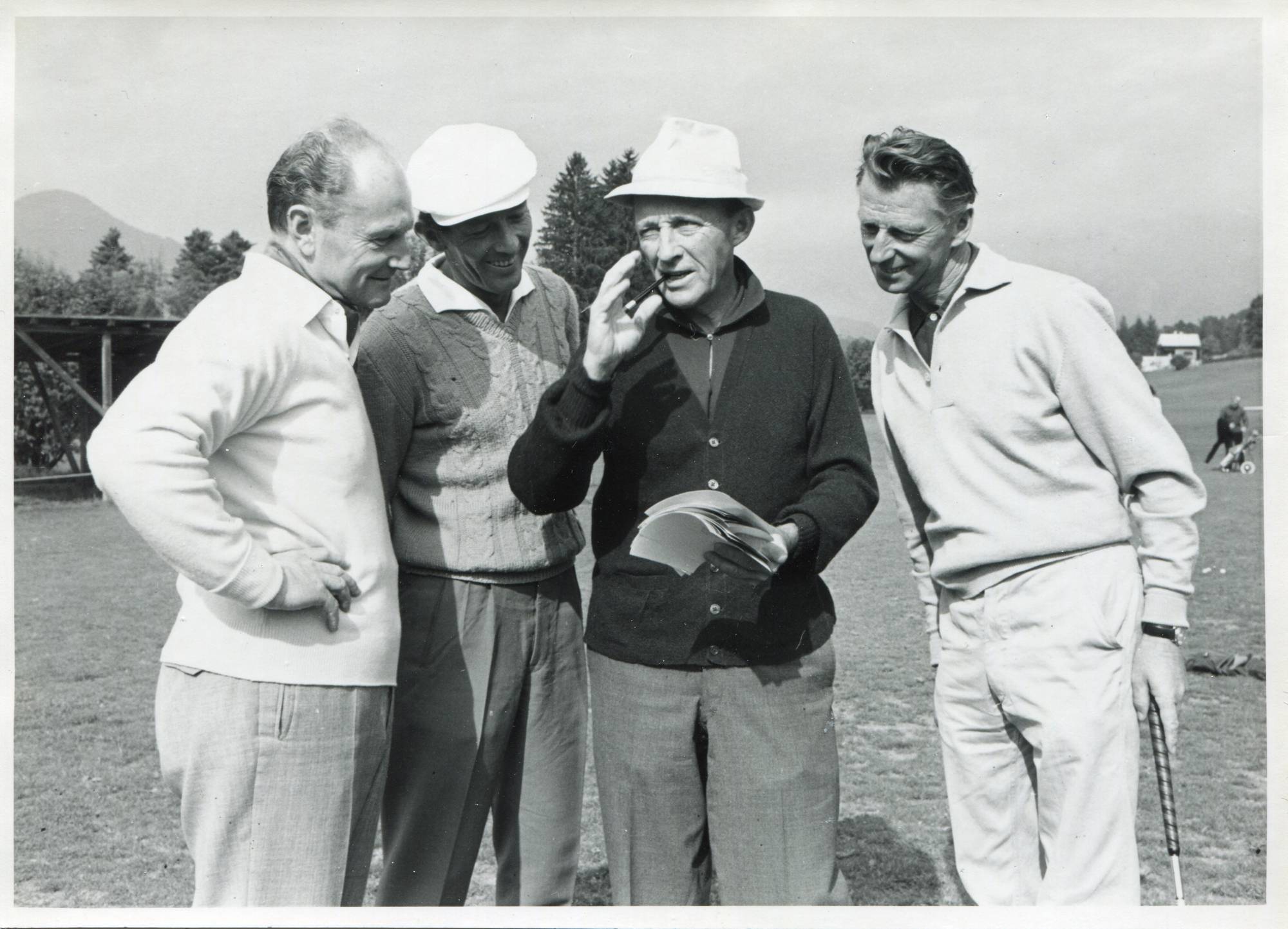 Seit 1955 spielt Harrer außerdem Golf. 1958 wird er österreichischer Golfmeister. Auf dem Golfplatz lernt er nicht nur zahlreiche internationale Berühmtheiten kennen, sondern auch seine dritte Frau Carina. Am Bild zu sehen: Heinrich Harrer beim Golfen mit Bing Crosby, Kitzbühel Ende 1950er Jahre.