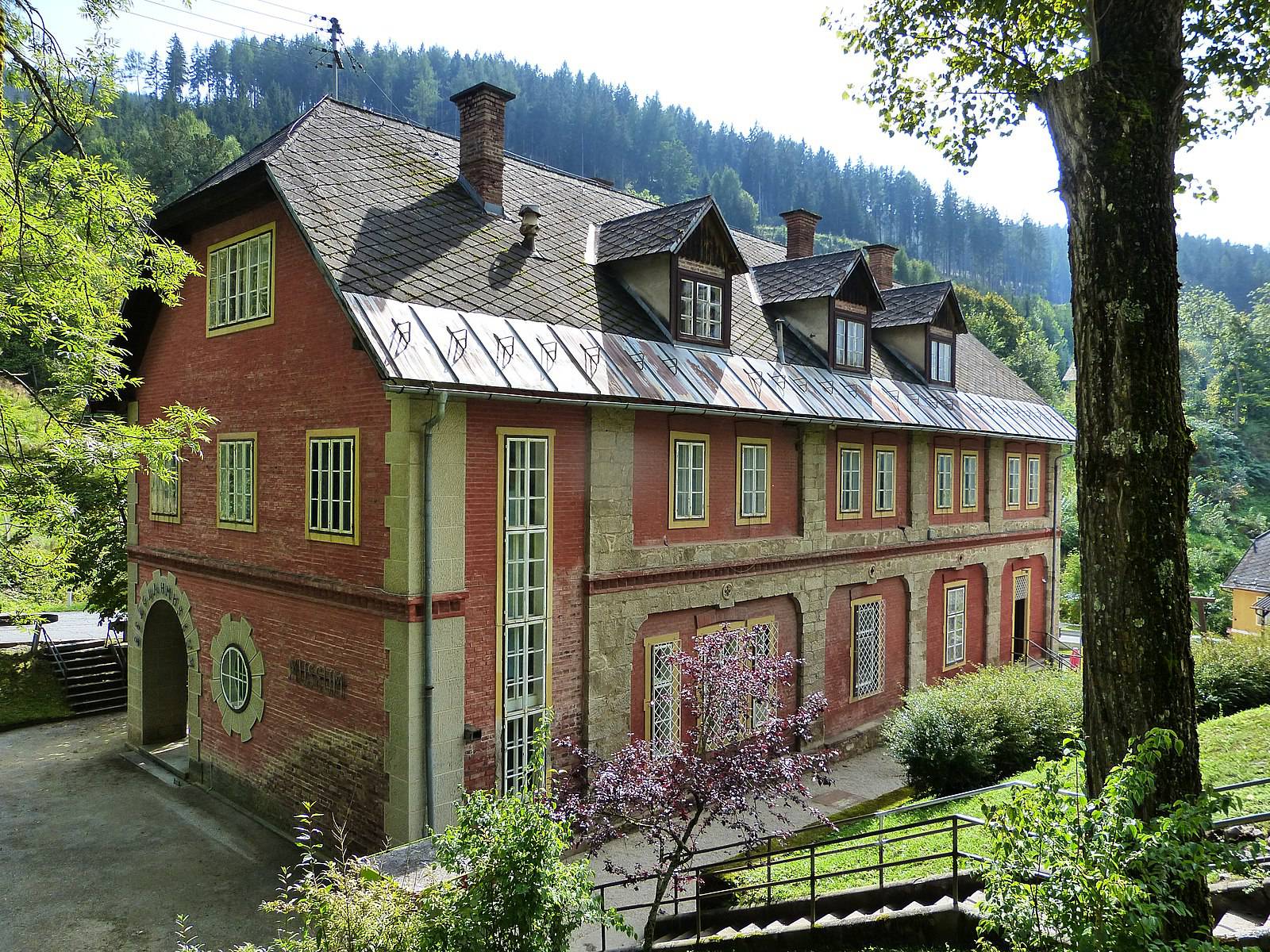 Alltag unter Tage – mit geführten Touren in den beeindruckenden 900 Meter langen Erbstollen erleben Sie den Bergbau persönlich und authentisch und gewinnen spannende Einblicke in die Welt des Erzbergs, sehen Maschinen, lernen Abbaumethoden und Wetterführung kennen.