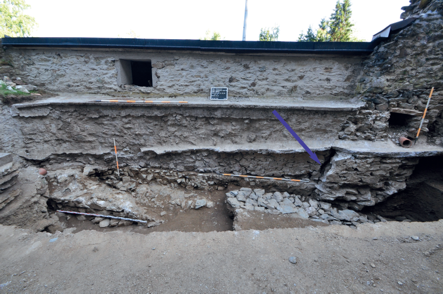 Gebrochene Nordmauer Raum K (Erdbeben?) bei der Ausgrabung im Jahr 2019.