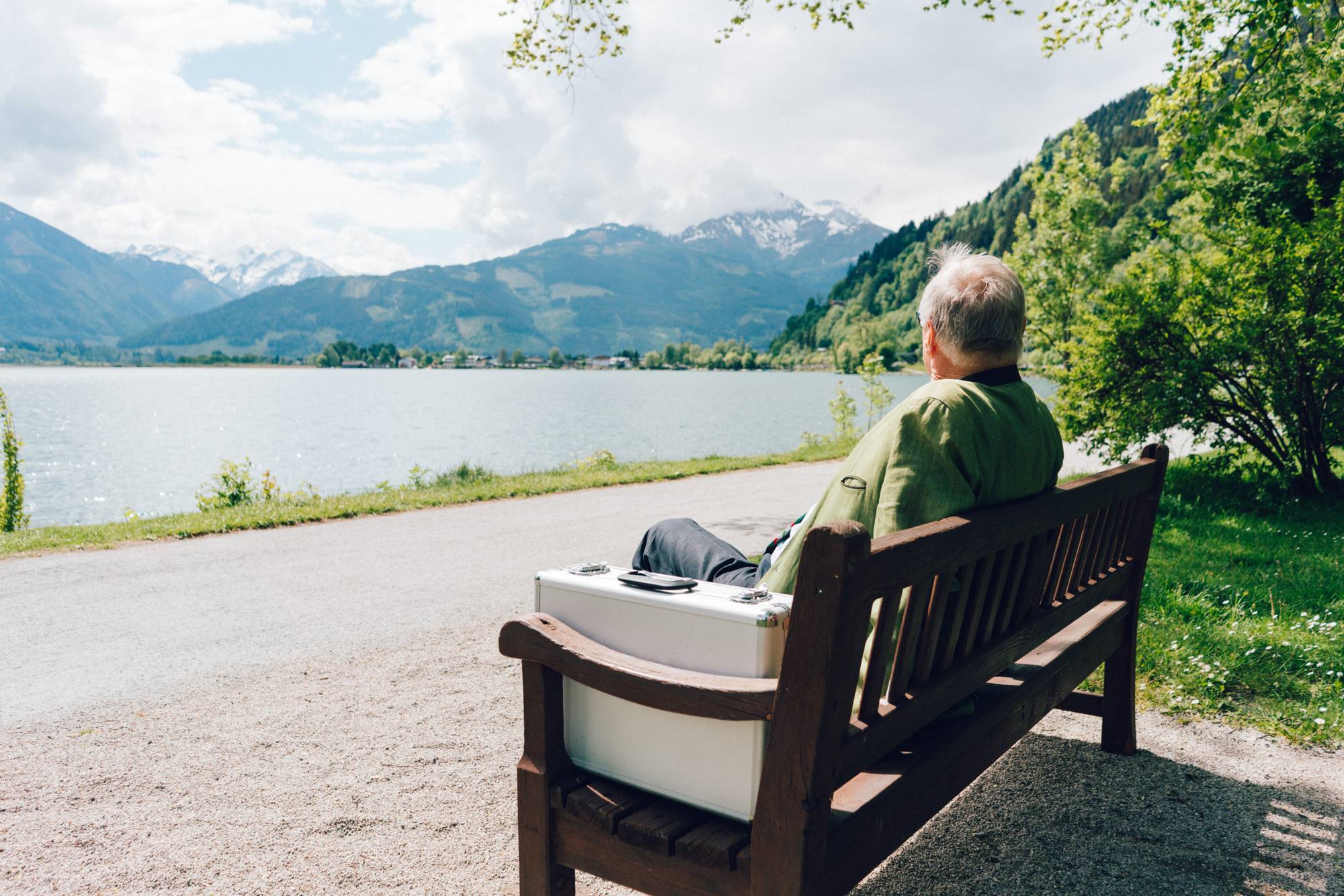 Gerhard Cord seizes the view over lake Zell Mr. Cordt at the Elisabethpark