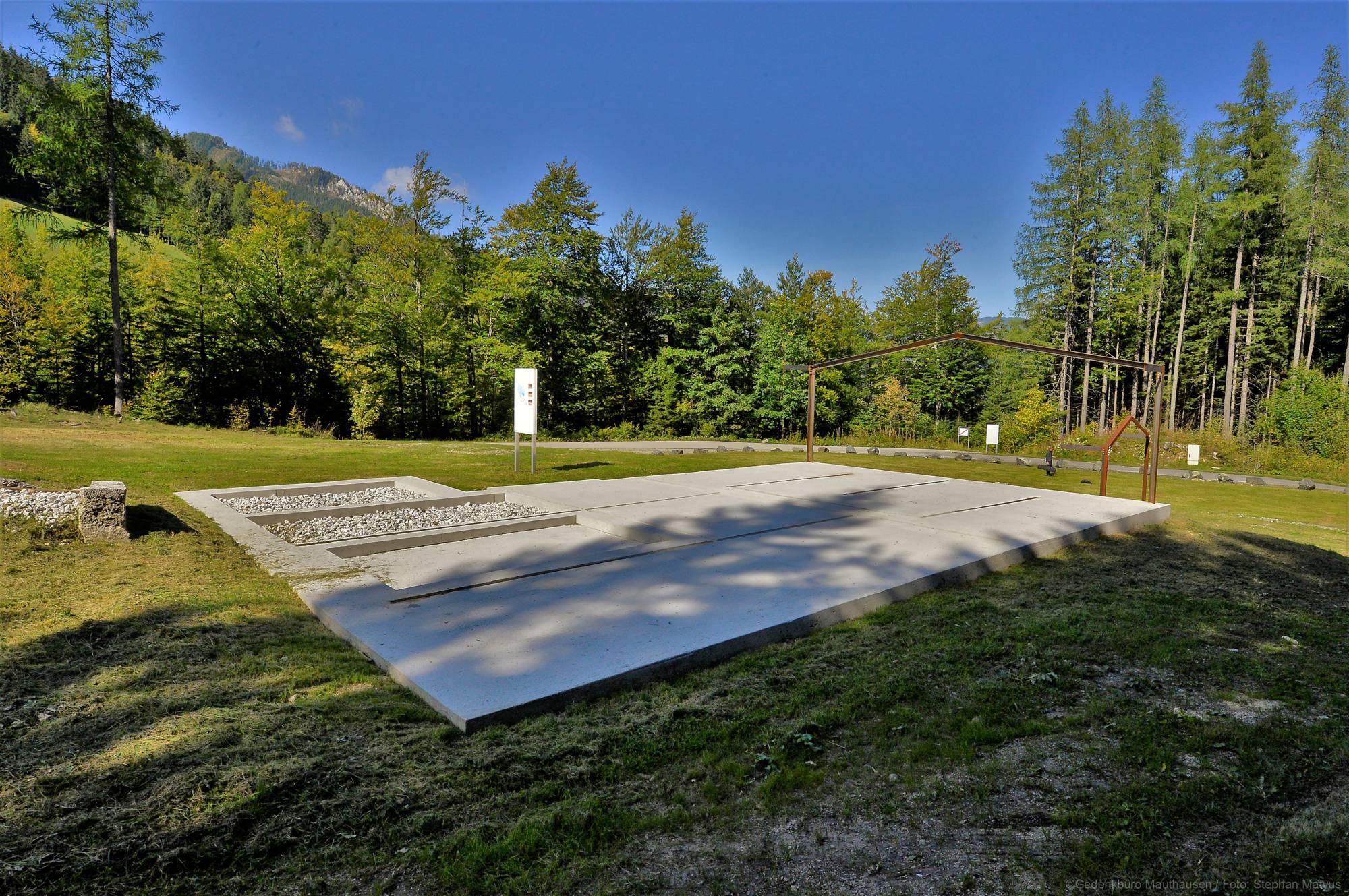 Mit Betonplatte gesicherte bauliche Überreste des ehemaligen KZ Loibl Nord