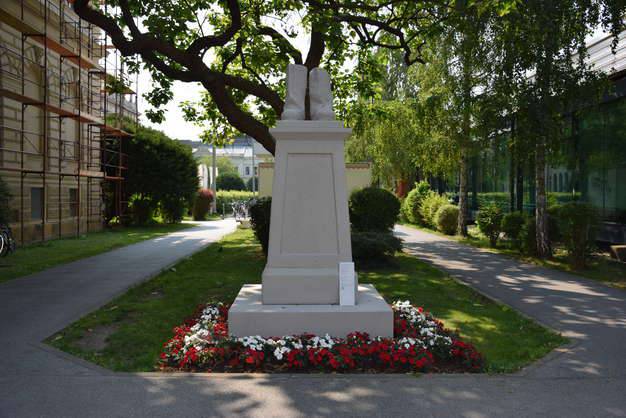 Gefallenes Denkmal „Monument to a Destroyed Monument – Denkmal für ein gestürztes Denkmal“