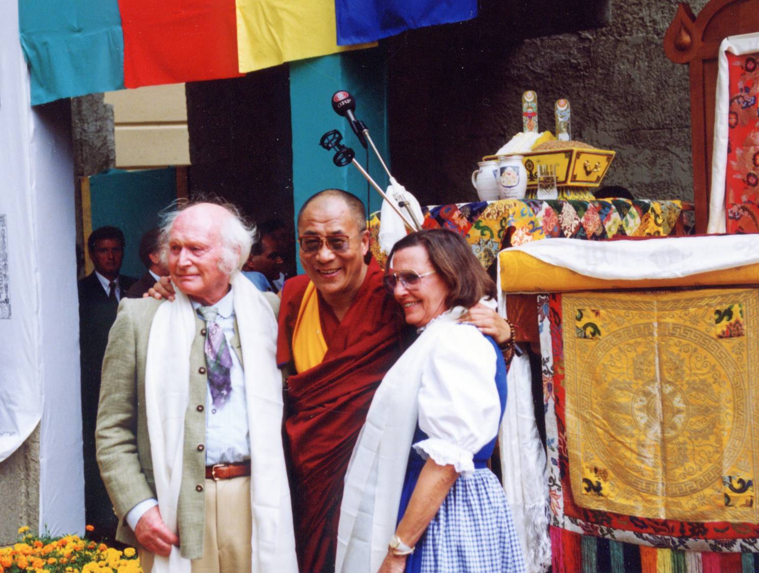 1992 segnete der Dalai Lama den buddhistischen Gebetsraum im Harrer Museums, zum 90. Geburtstag Harrers 2002 den neugebauten tibetischen Pilgerpfad Lingkhor.