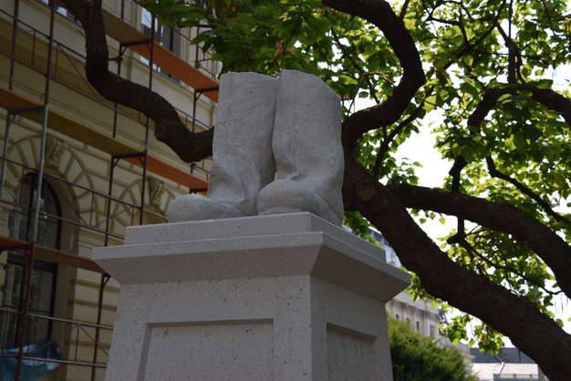 Gefallenes Denkmal „Monument to a Destroyed Monument – Denkmal für ein gestürztes Denkmal“