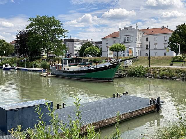 Dass Tulln eine der ältesten Städte Österreichs ist, verdankt es seiner exponierten Lage direkt an den Ufern der Donau. Bereits die Römer sahen darin einen klaren Vorteil: Bis ins 4. Jahrhundert schützten die hier stationierten Reitertruppen den norischen Limes, kontrollierten die militärisch bedeutsame Furt und überwachten das Tullnerfeld.