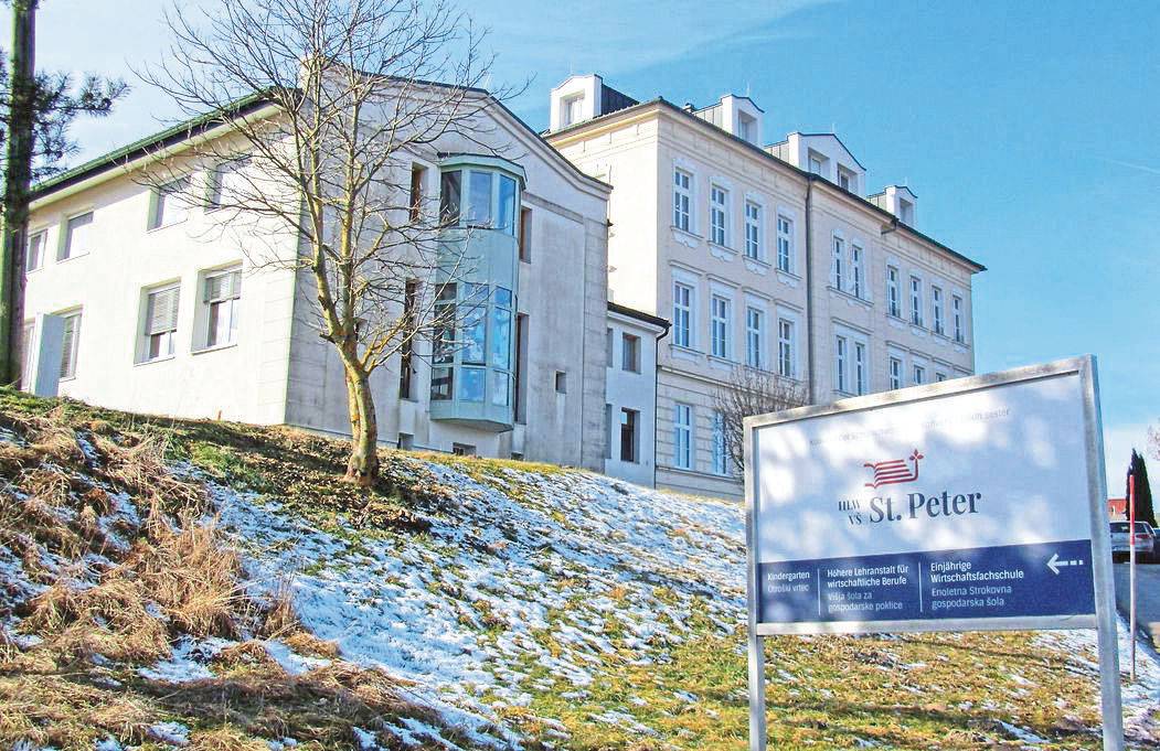Ustanovitev Višje šole za gospodarske poklice sega v leto 1908.
