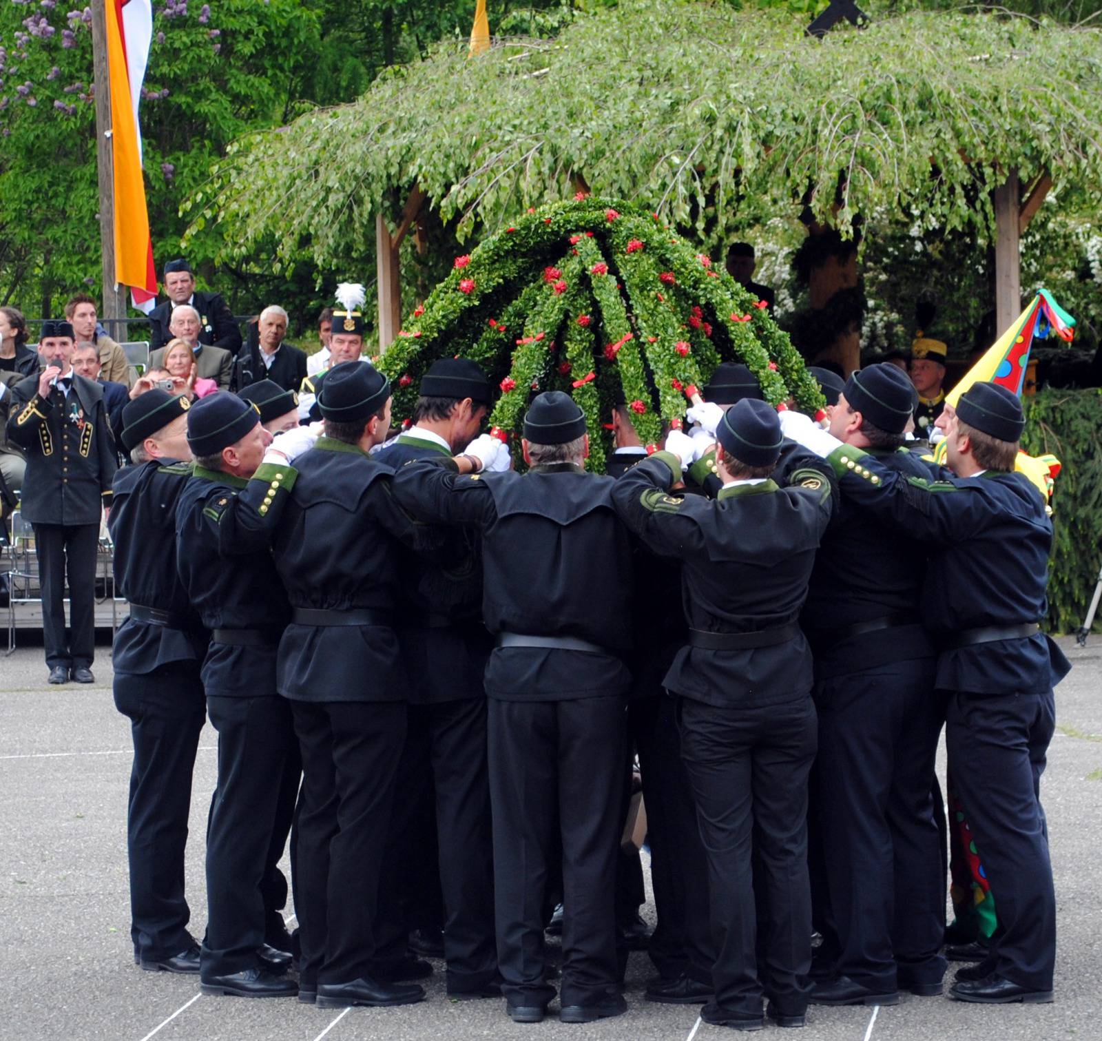 Er ist mehr als nur Brauchtum – er ist Bergmannsgeschichte pur. Im Tanz erschließt sich Alltag und Lebenswelt der Knappen. Ein riesiges Fest, nur alle drei Jahre aufgeführt – lebendig gehaltene Tradition.