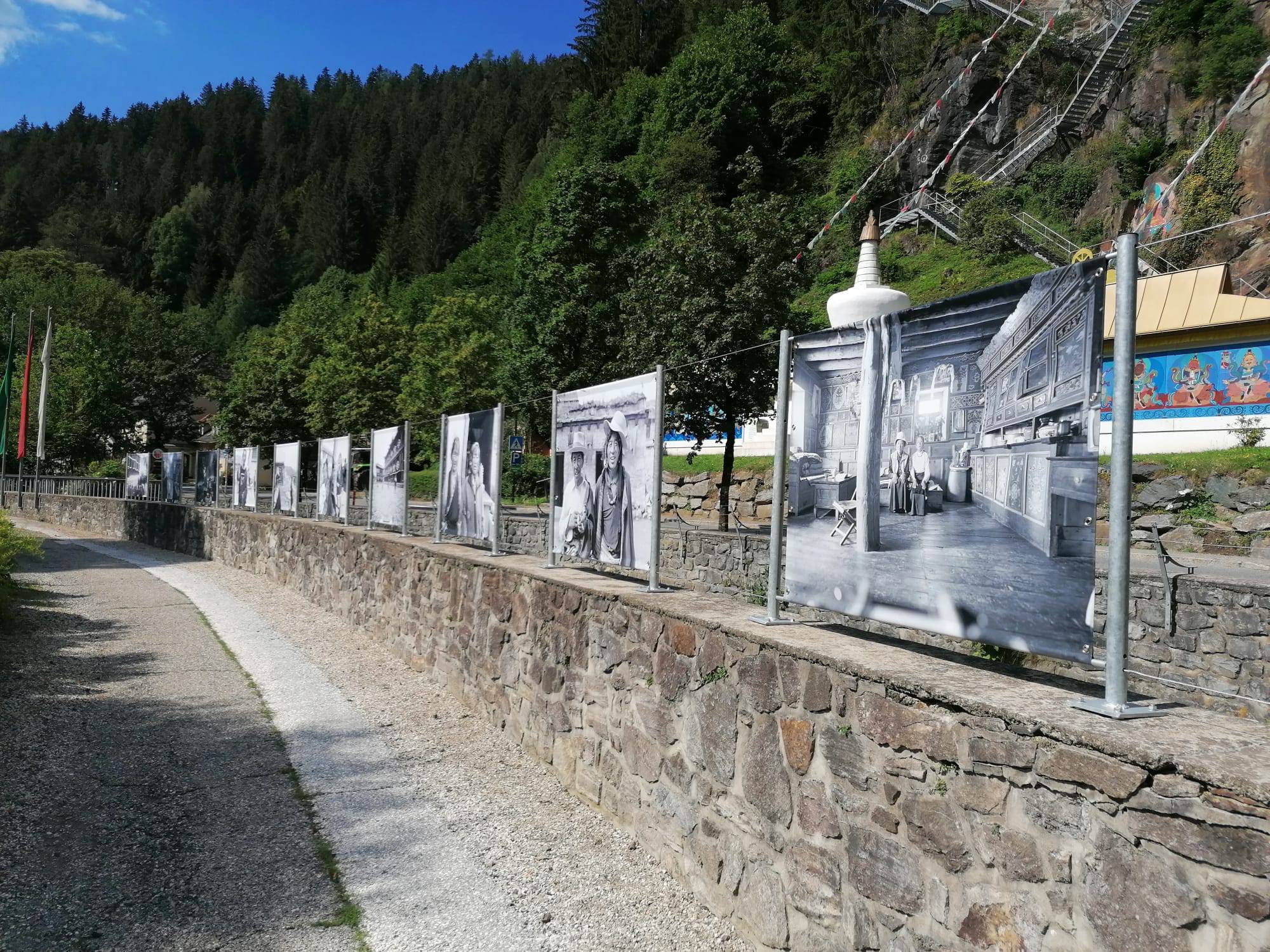 Die großformatigen Schwarz-Weiß-Fotografien – aufgenommen 2000/2001 in den osttibetischen Gebieten von Admo und Kham und der Zentralregion Tibet – geben Einblick in das kleine, im Umbruch befindliche Land.