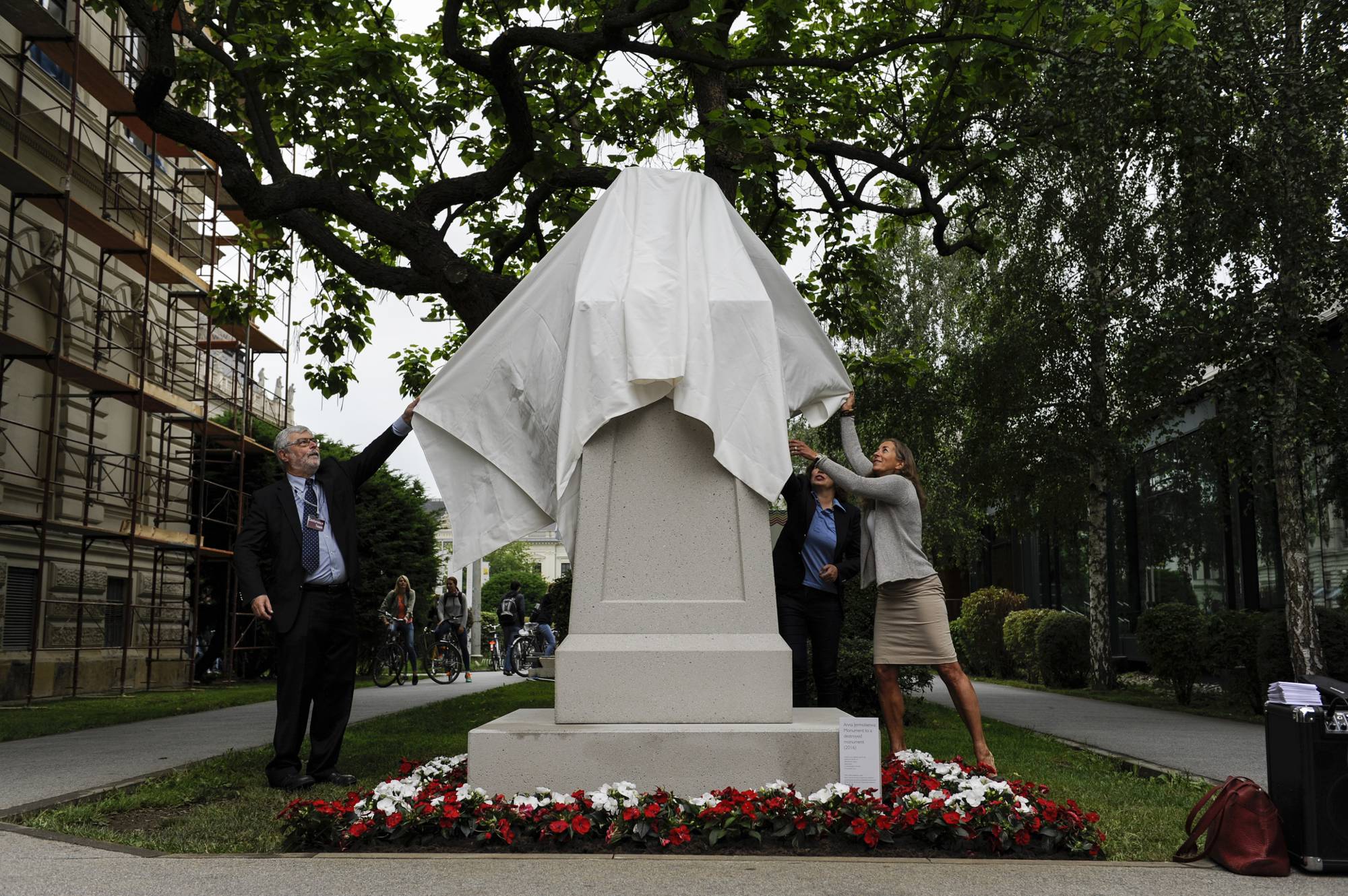 Gefallenes Denkmal „Monument to a Destroyed Monument – Denkmal für ein gestürztes Denkmal“