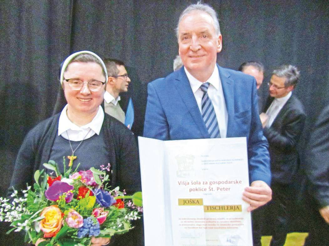 Sestra Veronika Supan in ravnatelj mag. Štefan Schellander z listino Tišlerjeve nagrade