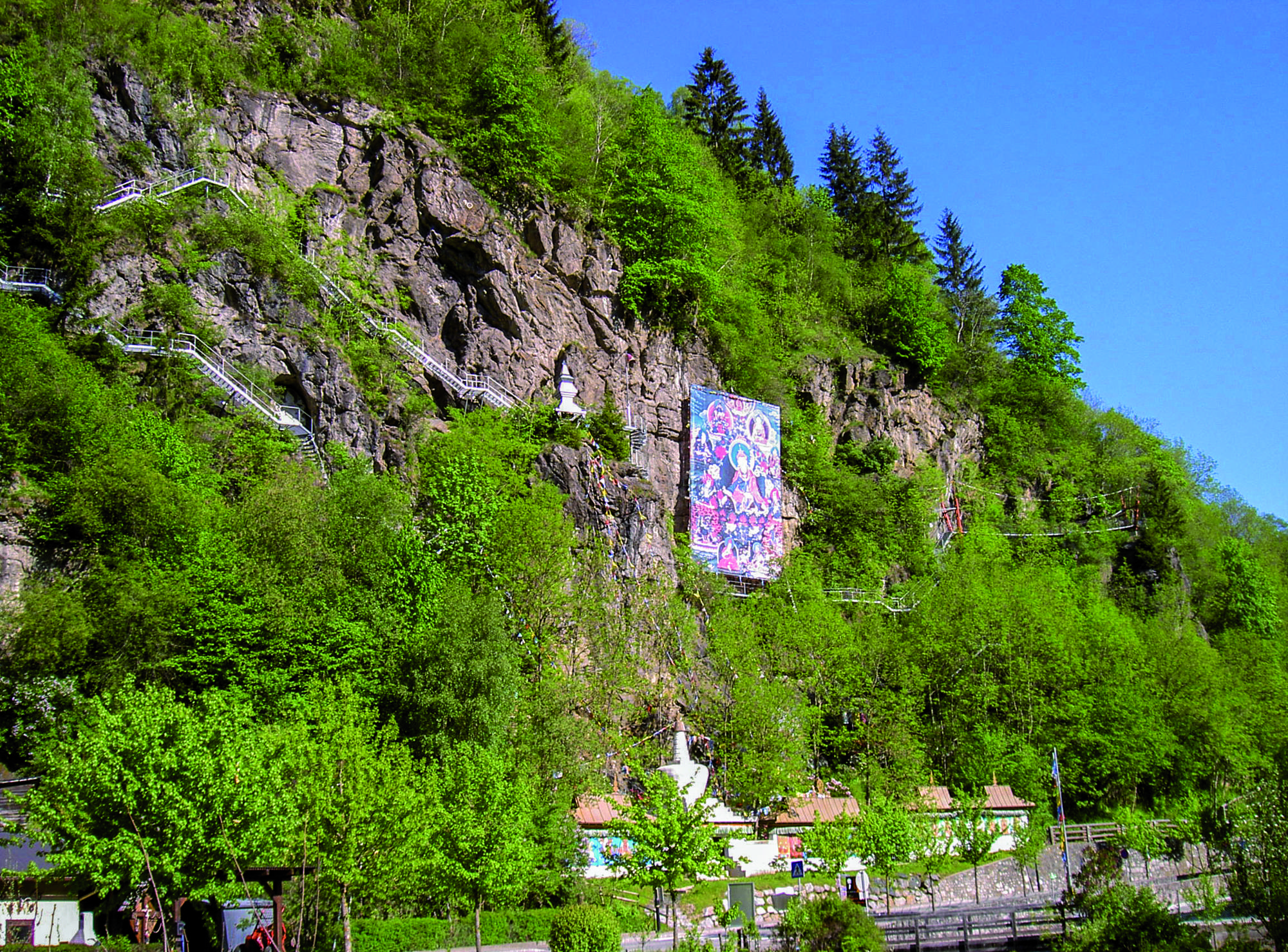 Im Außenbereich erwartet Sie der tibetische Pilgerweg Lingkhor an der gegenüberliegenden Felswand – ein besonderes Erlebnis. 1994 errichtet und 2003 vom Dalai Lama geweiht, zählt er zu den meistbesuchten Sehenswürdigkeiten in Hüttenberg.