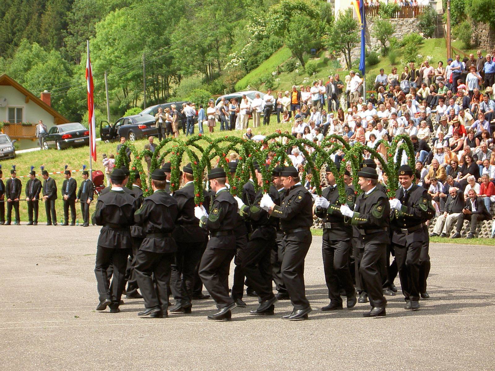 Die Reifen bestehen aus Ästen der Weißhaselstaude, die traditionell von den Frauen der Reiftänzer mit Buxbaumzweigen, roten Nelken und Maschen verziert werden.