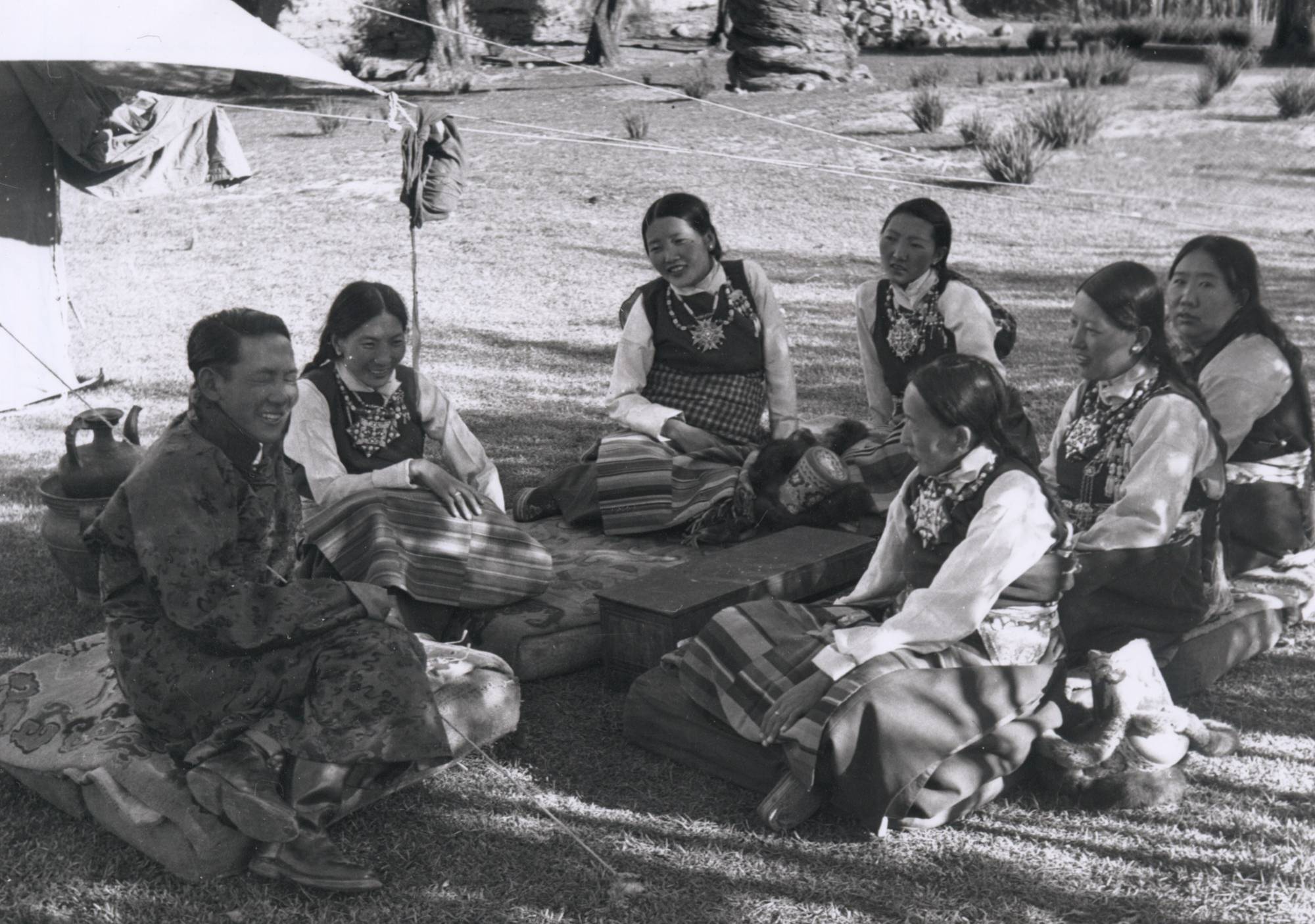 Im alten Tibet ließen sich mehrere Gesellschaftsschichten unterscheiden:  Eine Oberschicht von aristokratischen Familien, eine unabhängige Schicht der Mönche, die Steuerzahler, die Beamten und recht- und mittellose Pächter. Als unrein galten verschiedene Handwerksberufe.