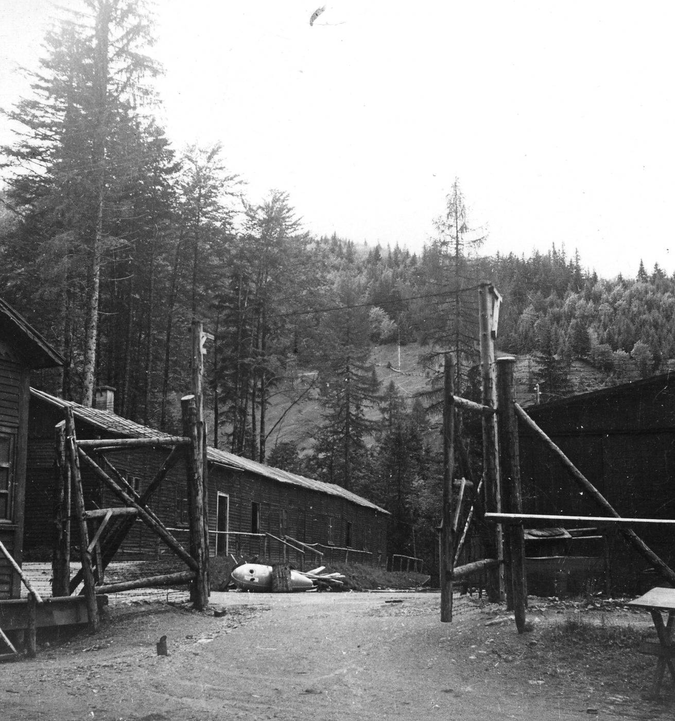 Lagertor des aufgelassenen KZ-Loibl Nord, 1945