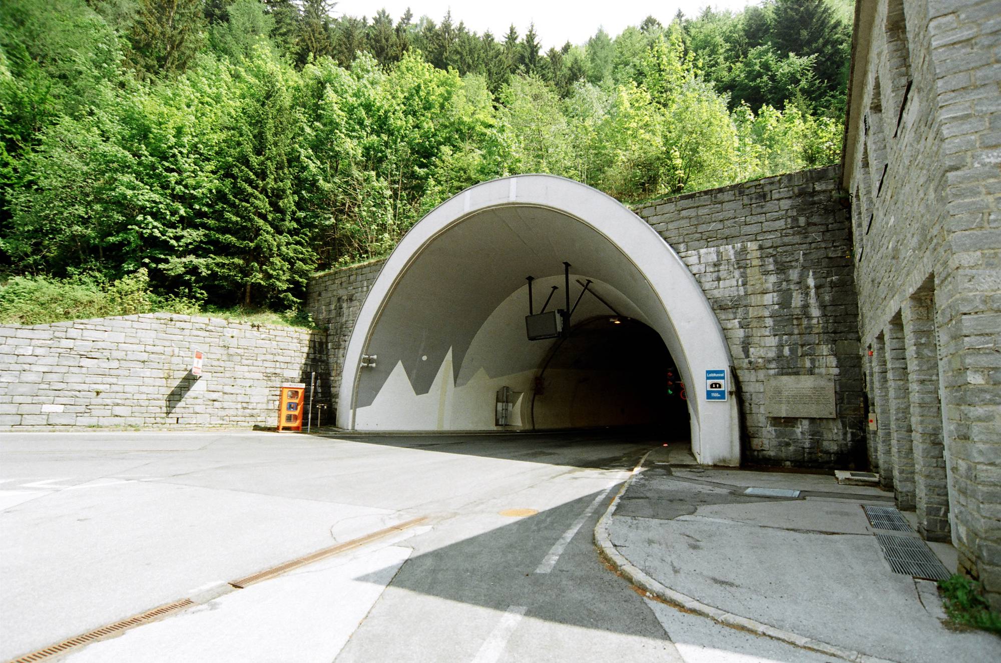 Tunneleinfahrt auf der Nordseite, rechts die Gedenktafeln