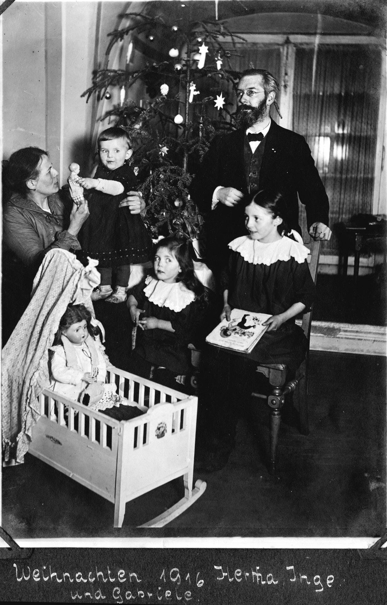 Hermann Taglang mit seiner Frau und den Kindern Weihnachten 1916, im 4. OG der Alten Sternwarte.