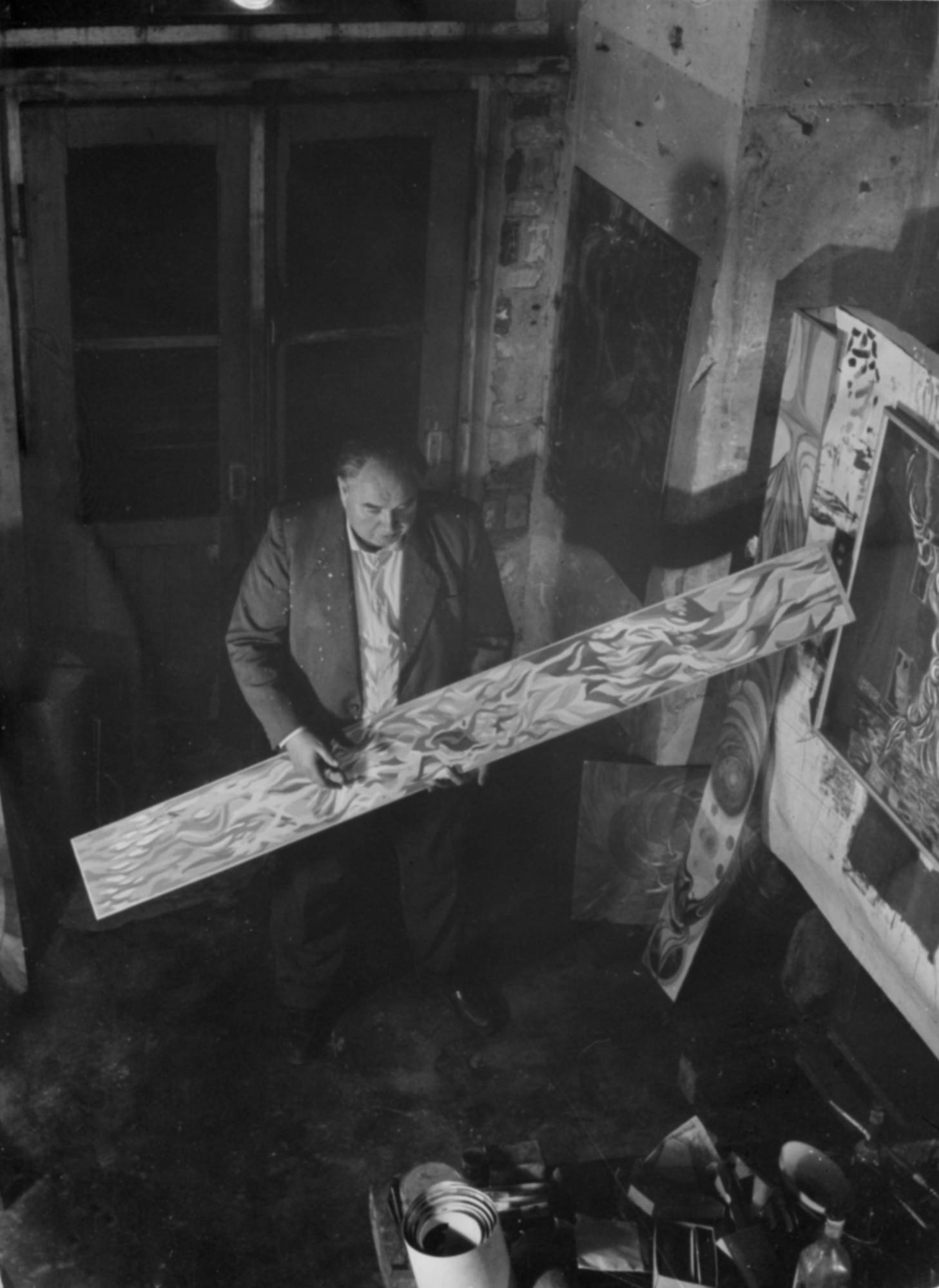 Franz Schömbs in seinem Atelier in der Alten Sternwarte mit einem Bildstreifen für den Film "Opsucula".