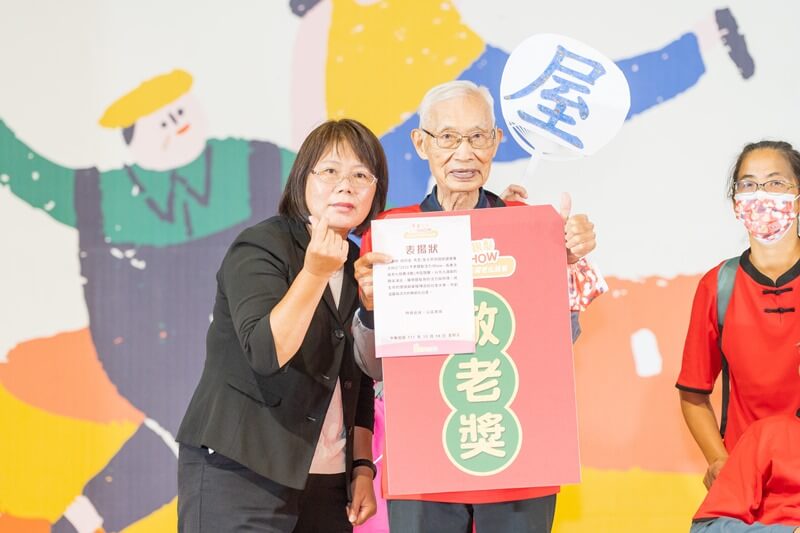 高齡93歲徐阿金阿公榮獲今年度敬老獎項 - 由國健署組長親自頒發