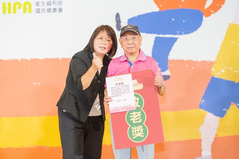 高齡90歲詹劉鶴阿公榮獲今年度敬老獎項 - 由國健署組長親自頒發