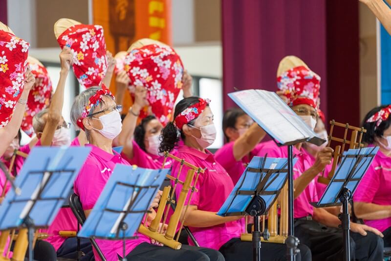 特色花布裝扮、帶給觀眾多元文化感受