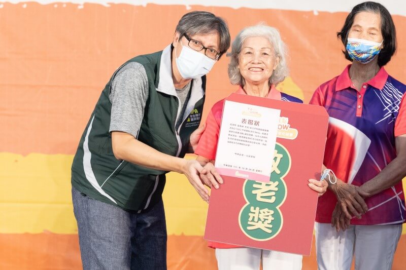 高齡87歲張香緣阿嬤榮獲今年度敬老獎項 - 由國健署科長親自頒發